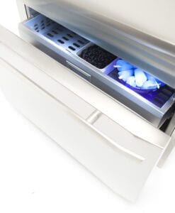 Integrierte Eiswürfelbereiter in das Gefrierfach.